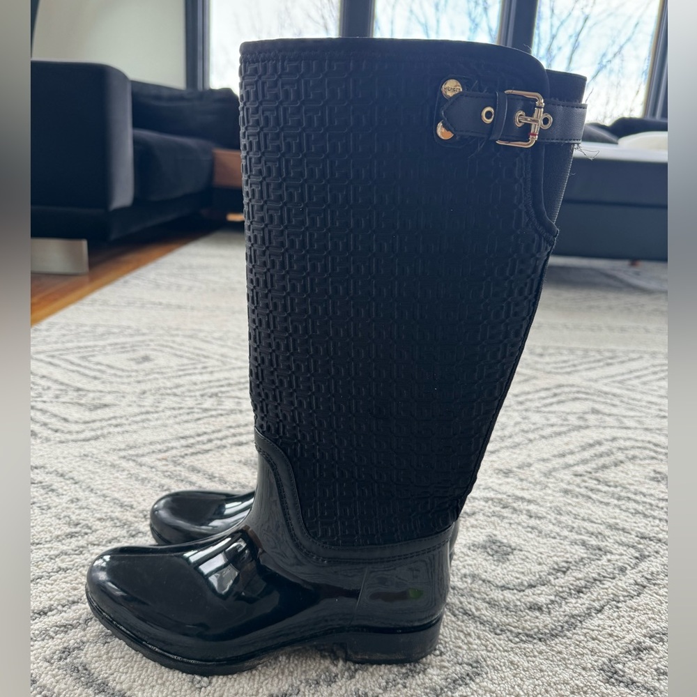 Very Good used condition Tommy Hilfiger women’s tall slip on rain boots.